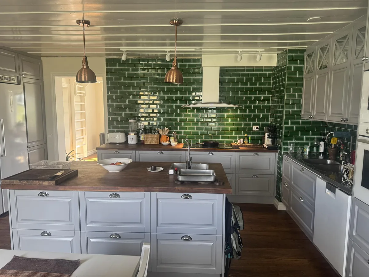 Köksrenovering med grönt kakel, utfört av Norderö Byggtjänst