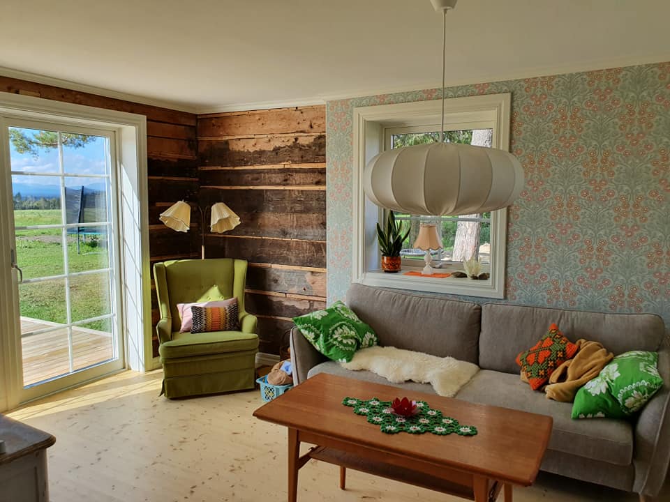 Vardagsrum med timmervägg, renovering av Norderö Byggtjänst